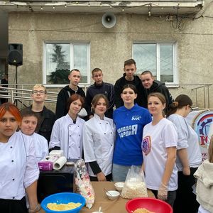 Праздничную площадь у Дворца культуры украсил сладкий мастер-класс от студентов группы ПК-209. В День города, 5 сентября, ребята доказали: для создания десерта не нужны дорогие ингредиенты — достаточно самых простых продуктов. Под их руководством дети с в