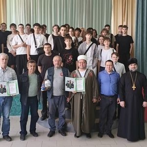 В техникуме прошел Урок Мужества. Представители Союза Пограничной Службы и Союза Десантников рассказывали студентам о военной службе и боевых действиях в зоне СВО. Также принимали участие представители Православной и Мусульманской религий, директор ООО "А